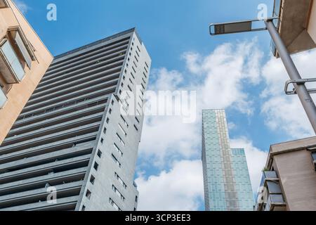 Niedriger Blick Auf Moderne Urbane Wolkenkratzer Und Wohngebäude. Zeitgenössische Architektur, Glastürme, Stadtentwicklung, dramatische Perspektive Stockfoto