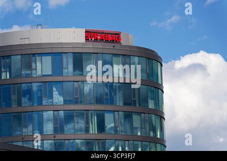 STRABAG österreichisches Bauunternehmen-Logo auf dem Hauptsitz am 29. Mai 2025 in Prag, Tschechische republik. Stockfoto