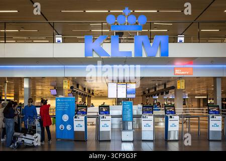 SCHIPHOL: Leere Check-in-Schalter am Flughafen Schiphol. Die Bodenbesatzungen der KLM haben ihre Arbeit zum dritten Mal eingestellt, weil sie mit einem Tarifvertrag, den KLM mit drei anderen Gewerkschaften geschlossen hat, nicht zufrieden waren. ANP DINGENA MOL niederlande Out - belgien Out Credit: ANP/Alamy Live News Stockfoto