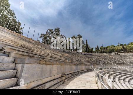 Geschwungene Marmorsitze und Laufbahn im Panathenaic Stadium (Kallimarmaro) in Athen, Griechenland. Mai 2025. Stockfoto