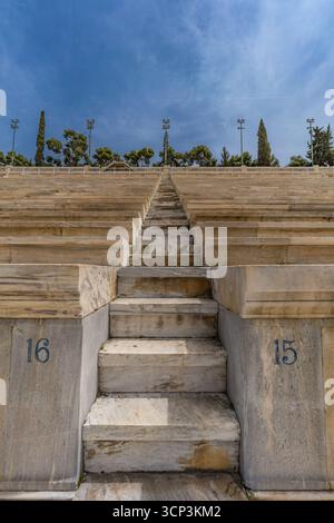 Eingang und Marmortreppe des Panathenaic-Stadions in Athen, Griechenland, mit Bäumen im Hintergrund. Mai 2025. Stockfoto