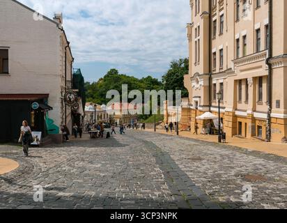 Kiew, Ukraine - 22. Juni 2025: Blick auf den Andriyivskyy-Abstieg in Kiew an einem sonnigen Tag Stockfoto