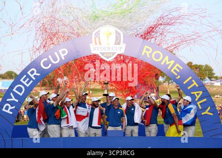 Aktenfoto vom 01.10.2023 von Team Europe Captain Luke Donald hebt die Ryder Cup Trophy mit Teamkollegen. Urope wird versuchen, ihren Titel zu verteidigen und in den Vereinigten Staaten zum ersten Mal seit 2012 zu gewinnen, als der Ryder Cup vom 26. Bis 28. September in Bethpage Black in New York stattfindet. Ausgabedatum: Mittwoch, 24. September 2025. Stockfoto