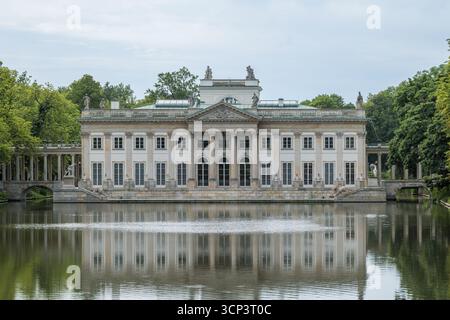 Der Königliche Łazienki-Park in Warschau. Der Palast auf der Insel. Der Barocke Gartenpavillon. Der Klassizistische Palast. Die Łazienki-Teiche. Wunderschöner Architekt Stockfoto