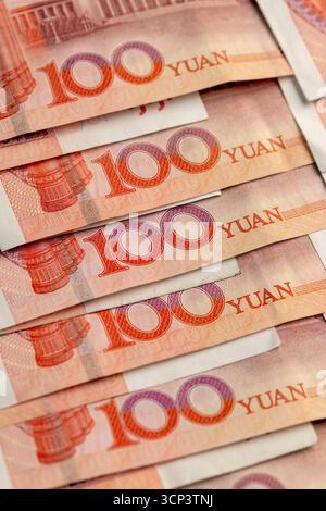 Hintergrund des roten chinesischen Geldes zusammengefaltet, beträgt der Nennwert des Geldes 100 Yuan, chinesische Landeswährung Stockfoto