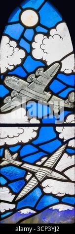 Flugzeuge aus dem Zweiten Weltkrieg, dargestellt in Buntglas von J. E. Nuttgens, Doddington Church, Northumberland, Großbritannien Stockfoto