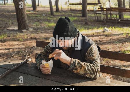Pilzjäger, Der Sich In Den Wäldern Entspannt Stockfoto