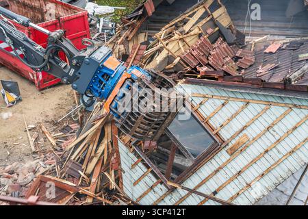 Abbruch eines alten Einfamilienhauses, München, September 2025 Deutschland, München, September 2025, Abbruch eines alten Einfamilienhauses aus den 1930er Jahren, Bagger im Einsatz, Gebäude ist bereits teilweise abgerissen, Abrissarbeiten am Dachstuhl, Bauschutt, Immobilien, *** Abriss eines alten Einfamilienhauses, München, September 2025 Deutschland, München, September 2025, Abriss eines alten Einfamilienhauses aus den 1930er Jahren, Bagger in Betrieb, Gebäude ist bereits teilweise abgerissen, Abrissarbeiten am Dachstuhl, Schutt, Immobilien, Stockfoto