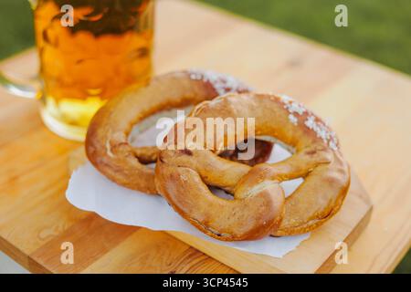 Frisch bayerische Brezeln und ein Glas Bier. Oktoberfest-Menü, Nahaufnahme. Stockfoto