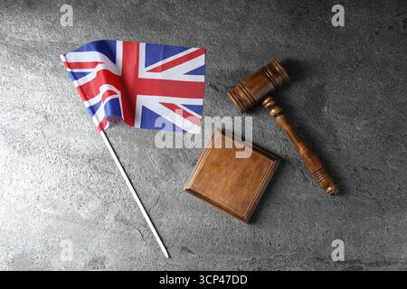 Richterlicher Hammer und Flagge von Großbritannien auf Holztisch, Draufsicht Stockfoto