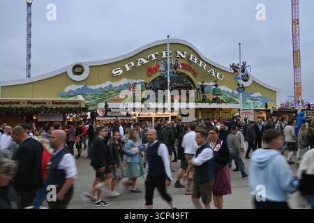 München, Deutschland. September 2025. 190. Oktoberfest 2025. Spatenbräu Ochsenbraterei, Festzelt, Festsaal, Menschenmassen, Menschen, überfüllt, zahlreich, Besucher, Ansturm von Besuchern. Quelle: dpa/Alamy Live News Stockfoto