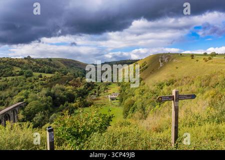 Wegweiser für den Fußweg am Monsal Head oberhalb des Monsal Dale und des Monsal Dale Trail über das Viadukt im Peak District National Park. Bakewell Derbyshire England Großbritannien Stockfoto