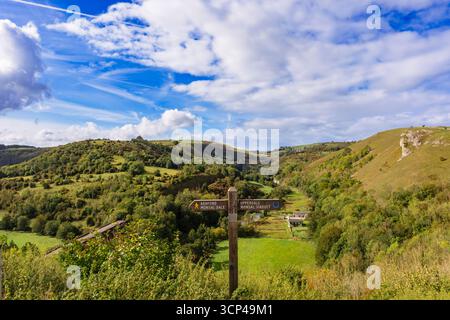 Wegweiser für den Fußweg am Monsal Head oberhalb des Monsal Dale und des Monsal Dale Trail über das Viadukt im Peak District National Park. Bakewell Derbyshire England Großbritannien Stockfoto