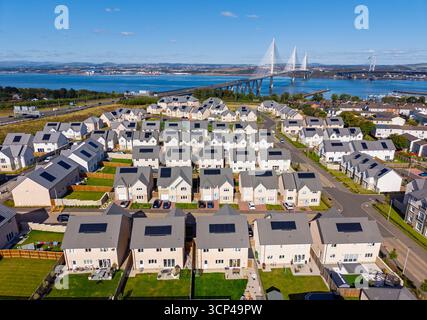 Luftaufnahme von Häusern mit Solarpaneelen auf dem Dach in der neuen Wohnsiedlung in South Queensferry, Schottland, Großbritannien Stockfoto
