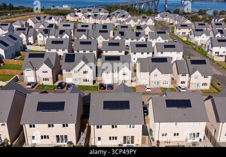 Luftaufnahme von Häusern mit Solarpaneelen auf dem Dach in der neuen Wohnsiedlung in South Queensferry, Schottland, Großbritannien Stockfoto