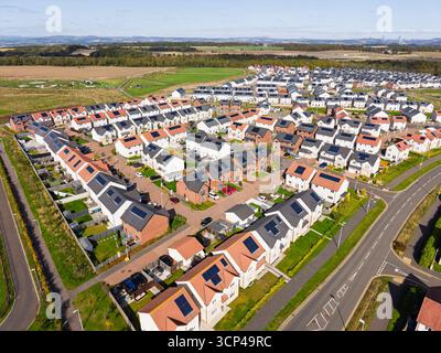 Luftaufnahme von Häusern mit Solarpaneelen auf Dächern in der neuen Wohnsiedlung in Winchburgh, West Lothian, Schottland, Großbritannien Stockfoto