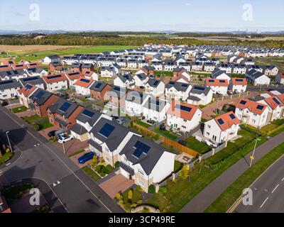 Luftaufnahme von Häusern mit Solarpaneelen auf Dächern in der neuen Wohnsiedlung in Winchburgh, West Lothian, Schottland, Großbritannien Stockfoto