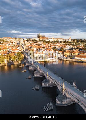 Die frühe Dämmerung beleuchtet die Skyline Prags und zeigt die historische Karlsbrücke über die Moldau. Die Prager Burg thront im Hintergrund, wenn die Stadt am Morgen erwacht. Stockfoto