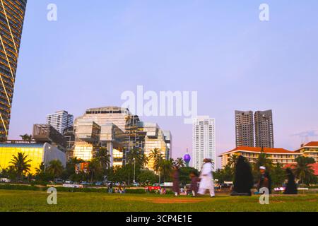 Sri-lankische Hauptstadt Colombo mit Gebäuden im Stadtbild bei Sonnenuntergang. Städtische Skyline mit Sonnenuntergang und Panorama-Skyline, moderne Gebäude und Lo Stockfoto