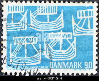 Gestempelte Briefmarke, gedruckt von Dänemark, die Wikingerschiffe (von alter schwedischer Münze) zeigt, um 1969. Stockfoto