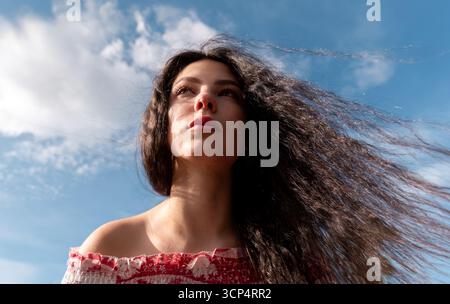Wunderschönes Brünette Porträt unter blauem Himmel, Tiefwinkelansicht Stockfoto
