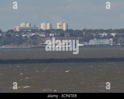 Sheerness, Kent, Großbritannien. September 2025. Der Raddampfer Waverley sah sich nähern, an der Seite ankern und von Southend auf dem Sea Pier in Essex verlassen - im Bild von Sheerness, Kent. Quelle: James Bell/Alamy Live News Stockfoto