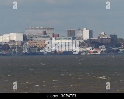 Sheerness, Kent, Großbritannien. September 2025. Der Raddampfer Waverley sah sich nähern, an der Seite ankern und von Southend auf dem Sea Pier in Essex verlassen - im Bild von Sheerness, Kent. Quelle: James Bell/Alamy Live News Stockfoto