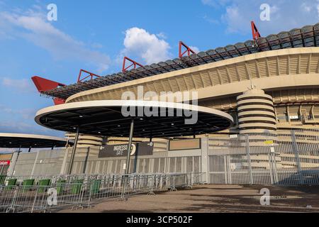 Mailand, Italien. September 2025. Außenansicht des Stadions während des Fußballspiels Coppa Italia 2025/26 zwischen AC Milan und US Lecce im San Siro Stadium. Quelle: SOPA Images Limited/Alamy Live News Stockfoto