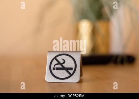 Deutschland - 20. September 2025: Ein kleines Schild mit dem Symbol für Rauchverbot steht auf einem Tisch und macht deutlich, dass Rauchen hier nicht erlaubt ist und dass es einen Nichtraucherbereich gibt *** ein kleines Schild mit dem Symbol für Rauchverbot steht auf einem Tisch und macht deutlich, dass rauchen hier nicht erlaubt ist und ein Nichtraucherbereich besteht Stockfoto