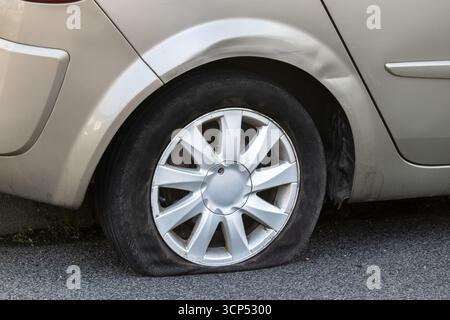 Reifenpannen am Hinterrad bei geparktem Fahrzeug Stockfoto