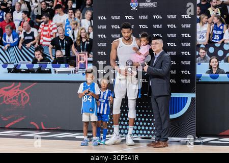 Riga, Lettland. September 2025. Giannis Antetokounmpo aus Griechenland wurde nach dem dritten Platz des FIBA EuroBasket 2025 zwischen Finnland und Griechenland in der Arena Riga gesehen. Endergebnis Griechenland 92: 89 Finnland. Quelle: SOPA Images Limited/Alamy Live News Stockfoto