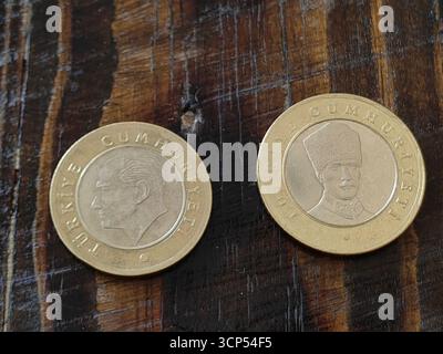 Porträt: Türkische Lira-Münzen auf Holztisch Stockfoto