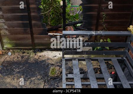 Der Gartenzaun wurde durch einen Brand beschädigt. Stockfoto