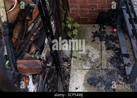 Der Gartenzaun wurde durch einen Brand beschädigt. Stockfoto