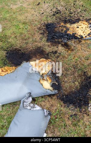 Gartenmöbel wurden bei einem Brand beschädigt. Stockfoto