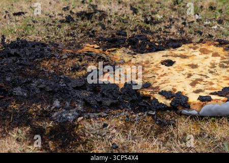 Gartenmöbel wurden bei einem Brand beschädigt. Stockfoto