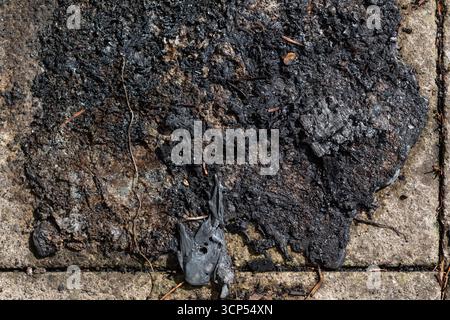 Gartenmöbel wurden bei einem Brand beschädigt. Stockfoto