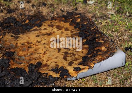 Gartenmöbel wurden bei einem Brand beschädigt. Stockfoto