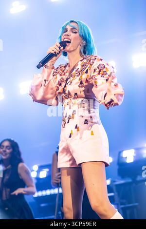 Mailand, Italien. September 2025. Die italienische Singer-Songwriterin und Rapperin Rosa Luini, bekannt als ROSE VILLAIN, tritt live auf der Bühne des Unipol Forum während der Radio Trilogy Tour 2025 auf. Vermerk: Rodolfo Sassano/Alamy Live News Stockfoto