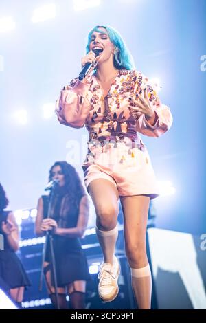 Mailand, Italien. September 2025. Die italienische Singer-Songwriterin und Rapperin Rosa Luini, bekannt als ROSE VILLAIN, tritt live auf der Bühne des Unipol Forum während der Radio Trilogy Tour 2025 auf. Vermerk: Rodolfo Sassano/Alamy Live News Stockfoto