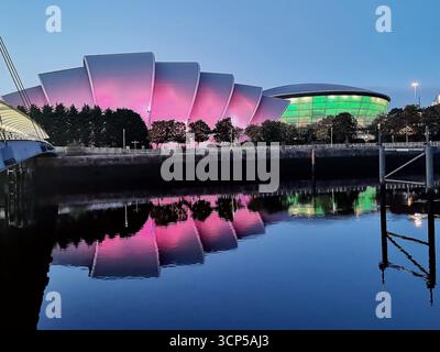 Pacific Quay, Glasgow: OVO Hydro, Armadillo und Finnieston Crane spiegeln die moderne Skyline und die Vergangenheit der Werft am Fluss Clyde wider. Urbanes Schottland. Stockfoto