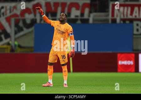Mailand, Italien. September 2025. Mike Maignan vom AC Milan Gesten während des Achtelfinale-Spiels zwischen AC Milan und uns Lecce im Stadio Giuseppe Meazza am 23. September 2025 in Mailand. Quelle: Marco Canoniero/Alamy Live News Stockfoto