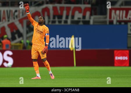Mailand, Italien. September 2025. Mike Maignan vom AC Mailand das Achtelfinale der Coppa Italia zwischen AC Mailand und uns Lecce im Stadio Giuseppe Meazza am 23. September 2025 in Mailand. Quelle: Marco Canoniero/Alamy Live News Stockfoto