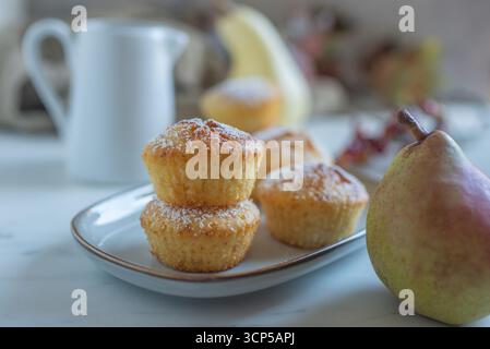 Süße, hausgemachte Vanillebirnen-Muffins Stockfoto