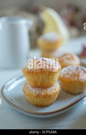 Süße, hausgemachte Vanillebirnen-Muffins Stockfoto