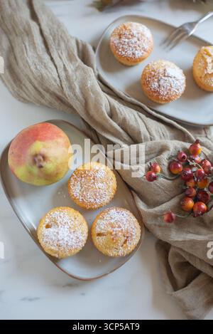 Süße, hausgemachte Vanillebirnen-Muffins Stockfoto