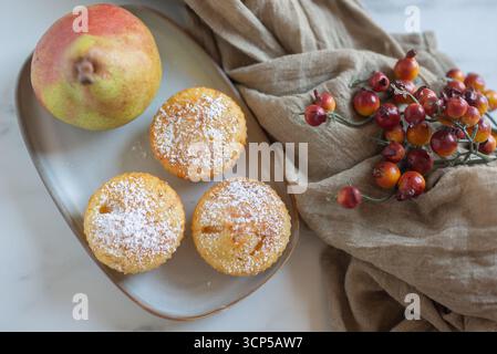 Süße, hausgemachte Vanillebirnen-Muffins Stockfoto