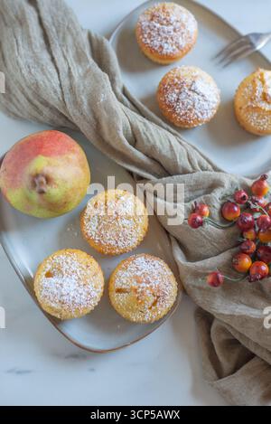 Süße, hausgemachte Vanillebirnen-Muffins Stockfoto