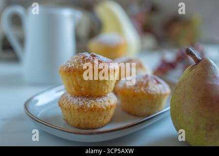 Süße, hausgemachte Vanillebirnen-Muffins Stockfoto
