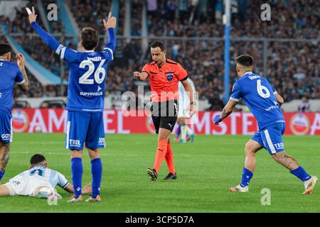 Buenos Aires, Argentinien. September 2025. BUENOS AIRES, ARGENTINIEN - 23. SEPTEMBER: Schiedsrichter Esteban Ostojich gibt beim CONMEBOL Copa Libertadores Spiel 2025 zwischen Racing Club und Velez Sarsfield im Estadio Presidente Perón am 23. September 2025 in Buenos Aires, Argentinien. (Foto von Marco Buenavista/Sports Press Photo) Credit: SPP Sport Press Photo. /Alamy Live News Stockfoto